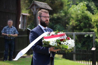 Uroczyste odsłonięcie tablicy pamięci organizatorów przerzutów granicznych żołnierzy Wojska Polskiego na Węgry w Myczkowie.