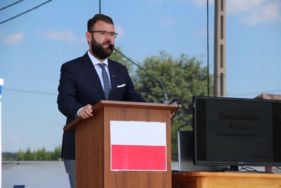 Uroczyste odsłonięcie tablicy pamięci organizatorów przerzutów granicznych żołnierzy Wojska Polskiego na Węgry w Myczkowie.