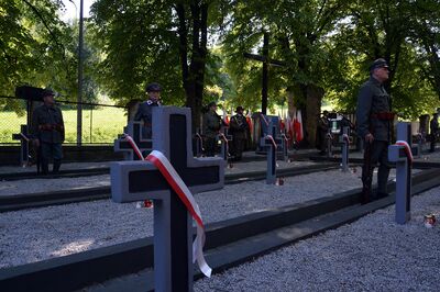 Odsłonięcie tablicy pamiątkowej na kwaterze żołnierzy polskich w Przemyślu