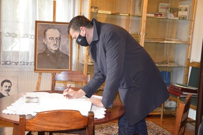 Wizyta przedstawicieli IPN Oddział w Rzeszowie w Centrum Pamięci gen. Władysława Sikorskiego w Tuszowie Narodowym