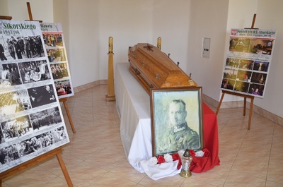 Wizyta przedstawicieli IPN Oddział w Rzeszowie w tuszowskiej kaplicy na cmentarzu parafialnym