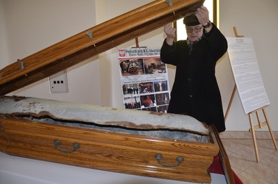 Wizyta przedstawicieli IPN Oddział w Rzeszowie w tuszowskiej kaplicy na cmentarzu parafialnym