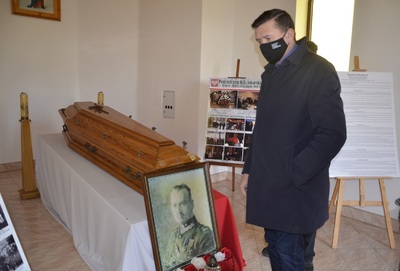 Wizyta przedstawicieli IPN Oddział w Rzeszowie w tuszowskiej kaplicy na cmentarzu parafialnym