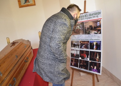 Wizyta przedstawicieli IPN Oddział w Rzeszowie w tuszowskiej kaplicy na cmentarzu parafialnym