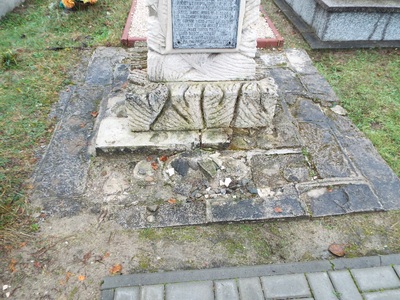 Pomnik na mogile zbiorowej mieszkańców wsi Rudka w Nowym Bruśnie przed remontem