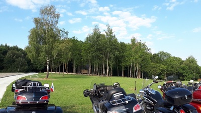 Fot. 6. Widok na cmentarz legionowy w Łowczówku