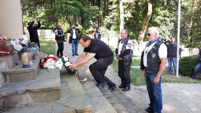 Fot. 3. Uczestnicy „Edukacyjnego Rajdu Motocyklowego” składają wieniec, Łowczówek – 16 sierpnia 2020 r.