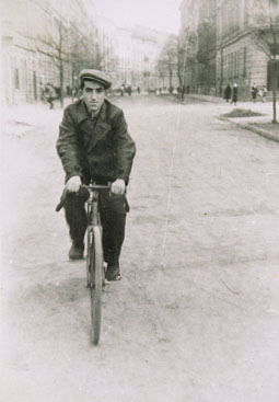 Roman Bergman uratowany przez Czajkowskich w Zręcinie. Fotografia wykonana po wojnie.
Ze zbiorów rodziny Lipińskich.