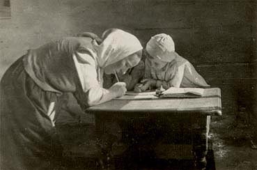 Wiktoria Ulma uczy jedno ze swoich dzieci.