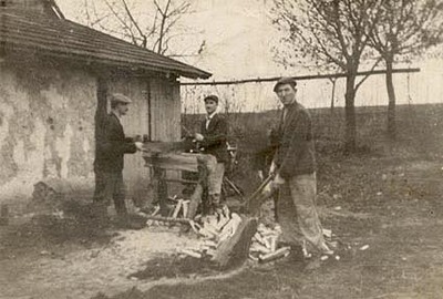 Żydzi z rodziny Szallów w gospodarstwie Józefa i Wiktorii Ulmów.