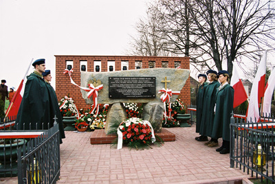 Odsłonięcie pomnika upamiętniającego rodzinę Ulmów w 60-tą rocznicę zbrodni, 24 marca 2004 r. w Markowej. Pomnik poświęcił Przewodniczący Konferencji Episkopatu Polski, abp Józef Michalik.
Fot. Igor Witowicz.