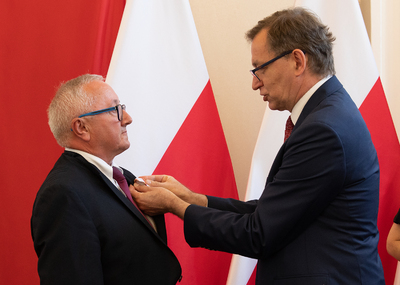 Wiesław Bek odznaczony przez dra Jarosława Szarka KWiS. Fot. Igor Witowicz