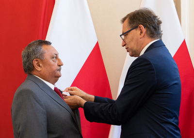 Adam Biliński odznaczony przez dra Jarosława Szarka KWiS. Fot. Igor Witowicz