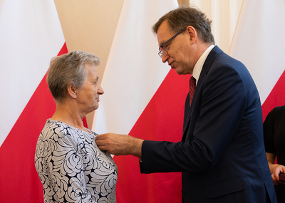 Maria Chorzępa odznaczona przez dra Jarosława Szarka KWiS. Fot. Igor Witowicz