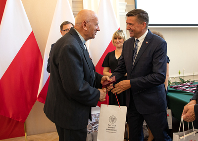 Ks. Stanisław Czenczek i dr Dariusz Iwaneczko podczas wręczenia KWiS. Fot. Igor Witowicz