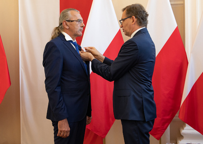 Błażej Krajewski odznaczony przez dra Jarosława Szarka KWiS. Fot. Igor Witowicz