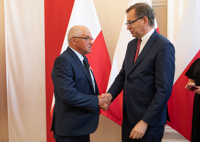 Tadeusz Stopyra odznaczony przez dra Jarosława Szarka KWiS. Fot. Igor Witowicz