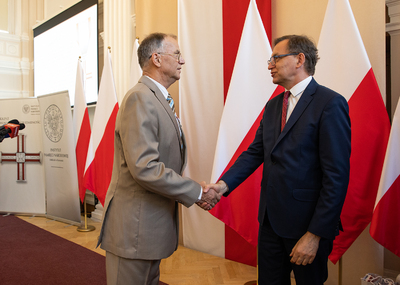 Ludwik Stręk odznaczony przez dra Jarosława Szarka KWiS. Fot. Igor Witowicz
