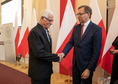 Franciszek Śmiałek odznaczony przez dra Jarosława Szarka KWiS. Fot. Igor Witowicz