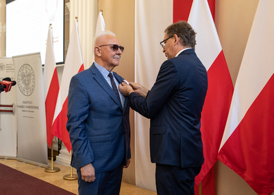Dr Zbigniew K. Wójcik odznaczony przez dra Jarosława Szarka KWiS. Fot. Igor Witowicz