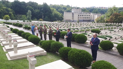 Złożenie kwiatów i zapalenie zniczy na Kwaterze Zadwórzańskiej we Lwowie.