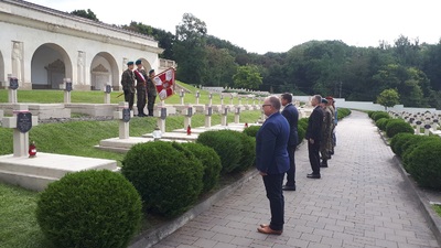 Złożenie kwiatów i zapalenie zniczy na Kwaterze Zadwórzańskiej we Lwowie.