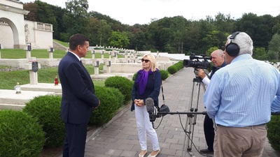 Złożenie kwiatów i zapalenie zniczy na Kwaterze Zadwórzańskiej we Lwowie.