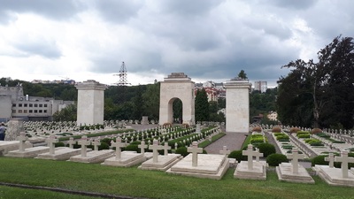 Złożenie kwiatów i zapalenie zniczy na Kwaterze Zadwórzańskiej we Lwowie.