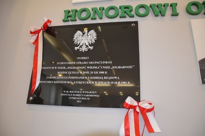 Uroczysta sesja rady miasta na której odsłonięto pamiątkową tablicy upamiętniającej podpisanie porozumień rzeszowsko-ustrzycki