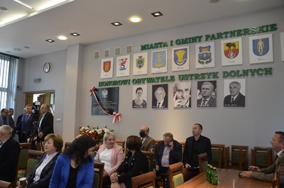 Uroczysta sesja rady miasta na której odsłonięto pamiątkową tablicy upamiętniającej podpisanie porozumień rzeszowsko-ustrzycki