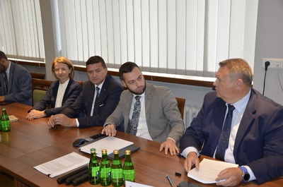 Uroczysta sesja rady miasta na której odsłonięto pamiątkową tablicy upamiętniającej podpisanie porozumień rzeszowsko-ustrzycki