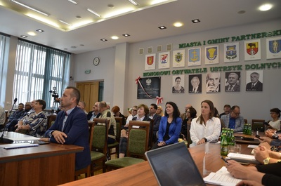 Uroczysta sesja rady miasta na której odsłonięto pamiątkową tablicy upamiętniającej podpisanie porozumień rzeszowsko-ustrzycki