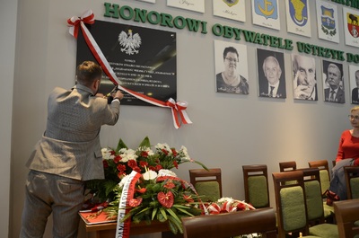 Uroczysta sesja rady miasta na której odsłonięto pamiątkową tablicy upamiętniającej podpisanie porozumień rzeszowsko-ustrzycki