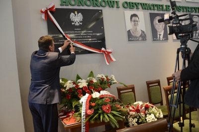 Uroczysta sesja rady miasta na której odsłonięto pamiątkową tablicy upamiętniającej podpisanie porozumień rzeszowsko-ustrzycki