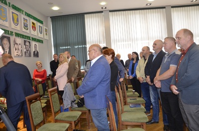 Uroczysta sesja rady miasta na której odsłonięto pamiątkową tablicy upamiętniającej podpisanie porozumień rzeszowsko-ustrzycki