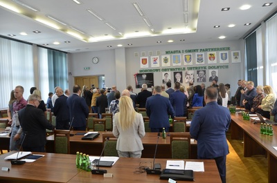 Uroczysta sesja rady miasta na której odsłonięto pamiątkową tablicy upamiętniającej podpisanie porozumień rzeszowsko-ustrzycki