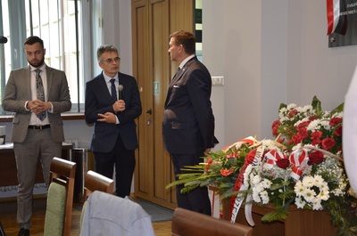 Uroczysta sesja rady miasta na której odsłonięto pamiątkową tablicy upamiętniającej podpisanie porozumień rzeszowsko-ustrzycki