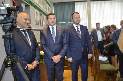 Uroczysta sesja rady miasta na której odsłonięto pamiątkową tablicy upamiętniającej podpisanie porozumień rzeszowsko-ustrzycki