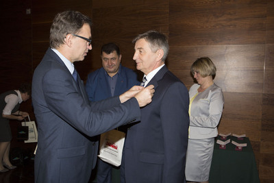 Prezes IPN Jarosław Szarek wręcza Krzyż Wolności i Solidarności Marszałkowi Markowi Kuchcińskiemu