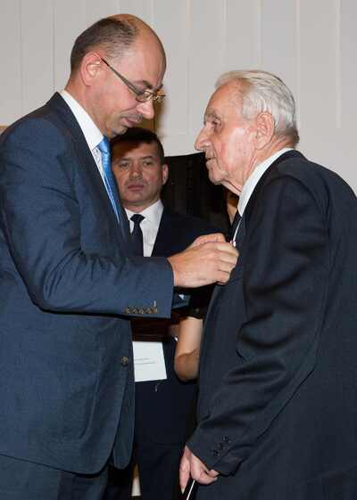 Adam Kantor odbiera odznaczenie z rąk wiceprezesa IPN dr. Mateusza Szpytmy