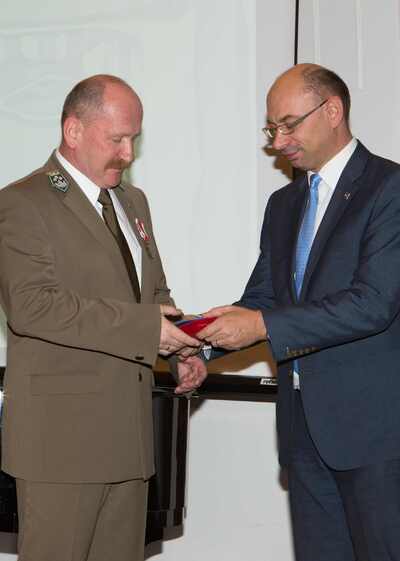 Edward Marszałek odbiera odznaczenie z rąk wiceprezesa IPN dr. Mateusza Szpytmy