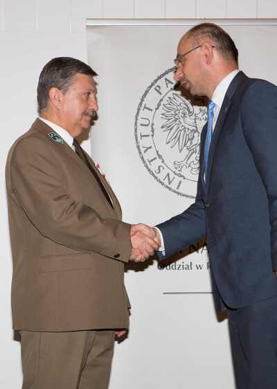 Edward Orłowski odbiera odznaczenie z rąk wiceprezesa IPN dr. Mateusza Szpytmy