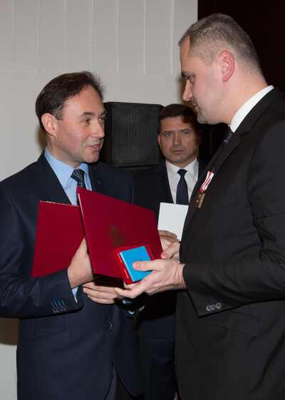 Marcin Zieniewicz odbiera list gratulacyjny od Pełnomocnika Wojewody Podkarpackiego dr. Rafała Czupryka