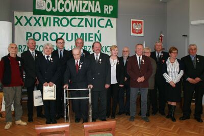 Odznaczeni KWiS wraz z Prezesem IPN Jarosławem Szarkiem