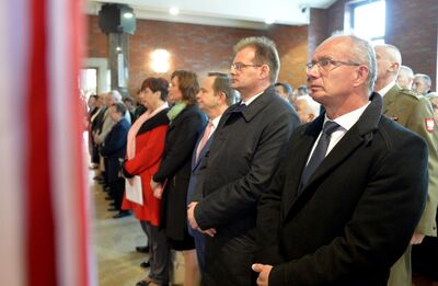 Wiceprezes Instytutu Pamięci Narodowej prof. Krzysztof Szwagrzyk i szef Urzędu do Spraw Kombatantów i Osób Represjonowanych Jan Józef Kasprzyk podczas uroczystości pogrzebowych Żołnierzy Niezłomnych, Leopolda Rząsy i Michała Zygo w Rzeszowie. Fot. PAP/Darek Delmanowicz