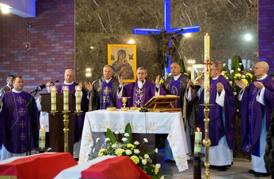 Uroczystości pogrzebowe Żołnierzy Niezłomnych, Leopolda Rząsy i Michała Zygo, na cmentarzu komunalnym Wilkowyja w Rzeszowie pod przewodnictwem Ordynariusza Diecezji Rzeszowskiej bp. Jana Wątroby. Fot. IPN/Igor Witowicz
