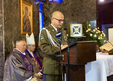 Reprezentujący Prezydenta RP gen. bryg. Jarosław Kraszewski podczas uroczystości pogrzebowych Żołnierzy Niezłomnych, Leopolda Rząsy i Michała Zygo. Fot. IPN/Igor Witowicz