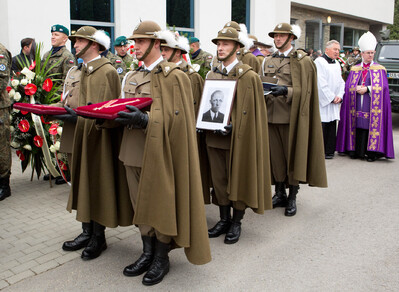 Uroczystości pogrzebowe Żołnierzy Niezłomnych, Leopolda Rząsy i Michała Zygo, na cmentarzu komunalnym Wilkowyja w Rzeszowie.Fot.IPN/Igor Witowicz