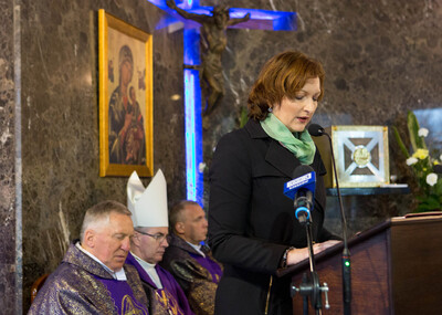 Wojewoda Podkarpacki dr Ewa Leniart reprezentująca także Prezesa Rady Ministrów Premier Beatę Szydło na uroczystościach pogrzebowych Żołnierzy Niezłomnych, Leopolda Rząsy i Michała Zygo Fot. IPN/Igor Witowicz