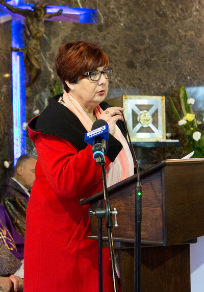 Poseł na Sejm RP Krystyna Wróblewska reprezentująca Marszałka Sejmu Marka Kuchcińskiego podczas uroczystości pogrzebowych. Fot. IPN/Igor Witowicz